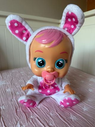 Bebé Llorón con Pijama de Conejo