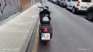 Vespa Clásica Azul Scooter