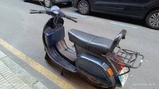 Vespa Clásica Azul Scooter