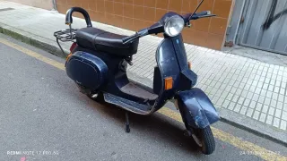 Vespa Clásica Azul Scooter