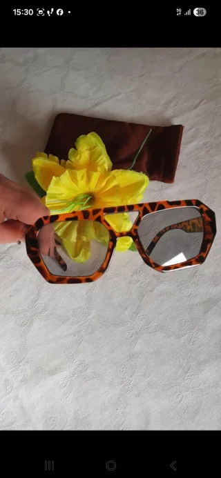 Occhiali da sole esagonali tartarugati da sole