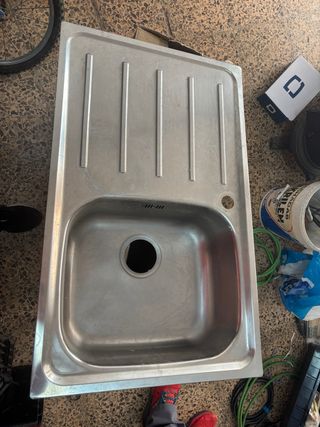 Fregadero de metal plateado