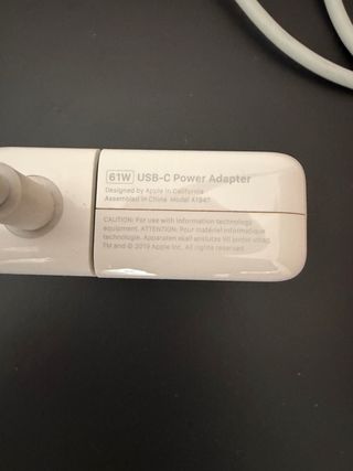 Cargador Apple Macbook blanco Usb-C.