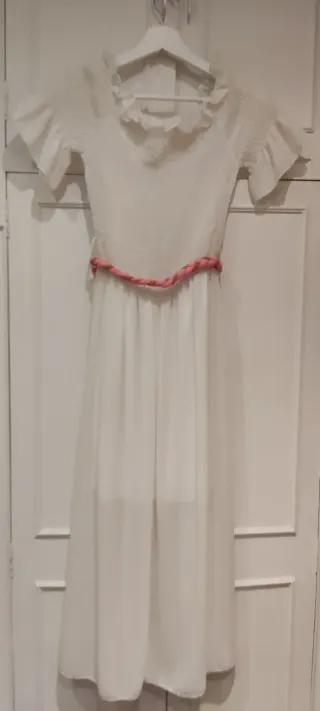 Vestido gasa blanco con cinturón rosa