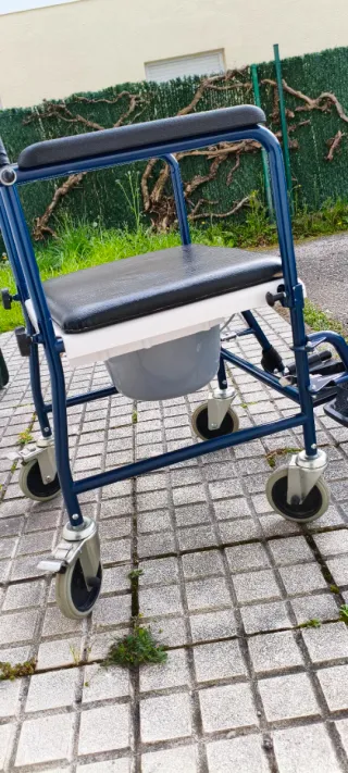 Silla inodoro con ruedas