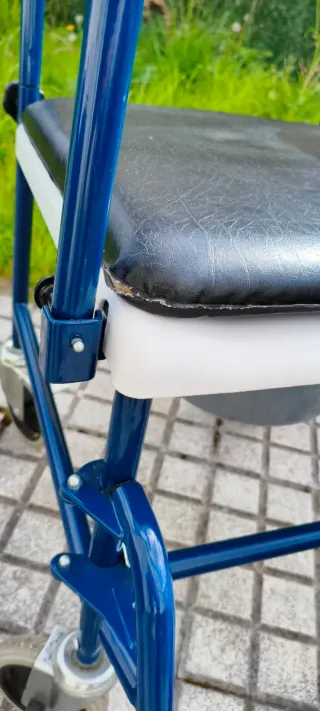 Silla inodoro con ruedas