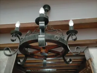 Lámpara rústica madera y metal