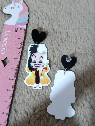 Pendientes Corazón Negro y Figura Amarilla
