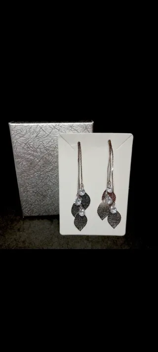 Pendientes largos hojas fantasía plateados
