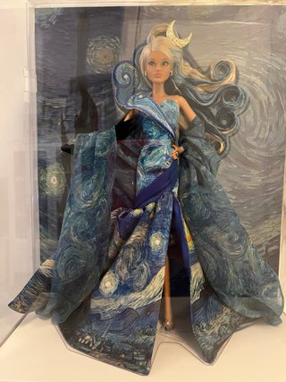 Barbie MoMA Van Gogh Precintada en caja de Mattel