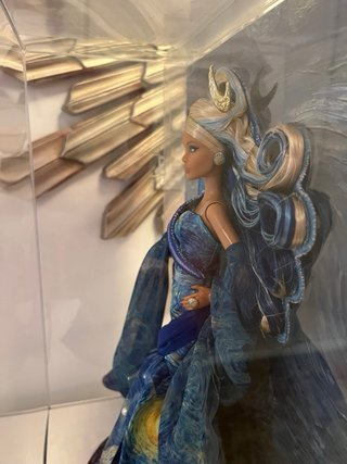 Barbie MoMA Van Gogh Precintada en caja de Mattel
