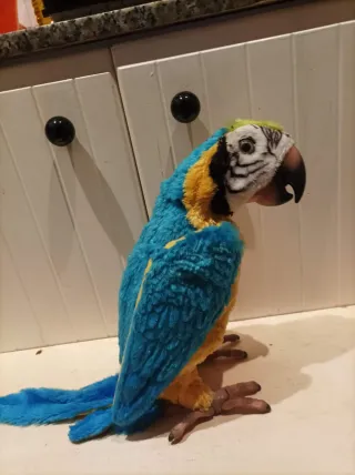 Loro de peluche con pilas