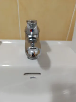 Grifo de lavabo plateado