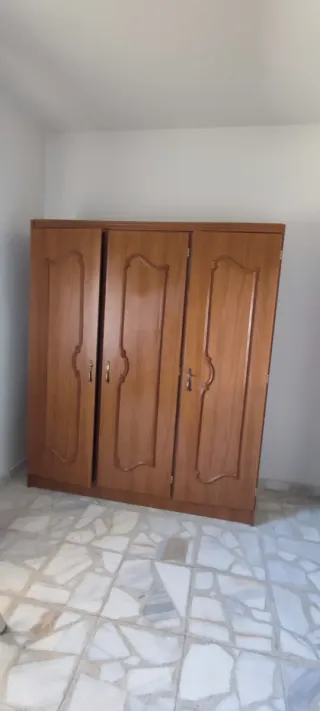 Armario de madera marrón