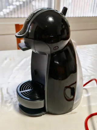 Cafetera Dolce Gusto Delonghi Negra