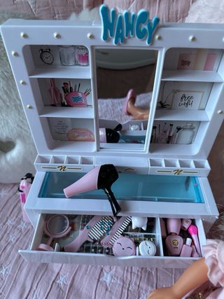 Nancy y su tocador con accesorios
