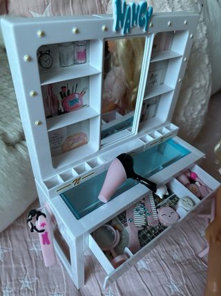 Nancy y su tocador con accesorios