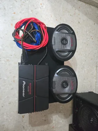 Amplificador Pioneer 1000W y Subwoofer