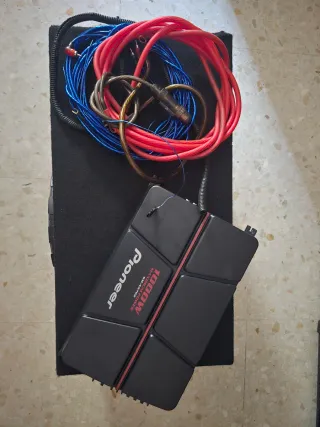 Amplificador Pioneer 1000W y Subwoofer