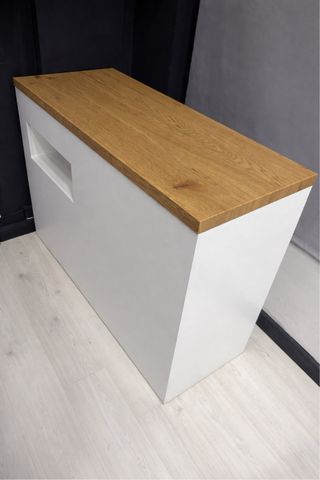 Mostrador blanco y madera