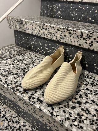 Zapatos planos de punto beige