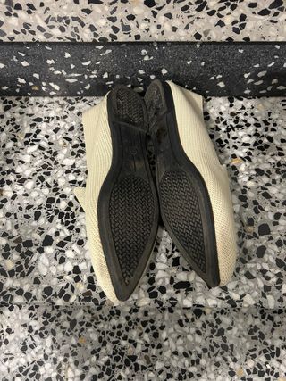 Zapatos planos de punto beige