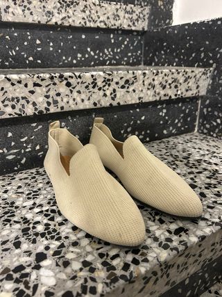 Zapatos planos de punto beige