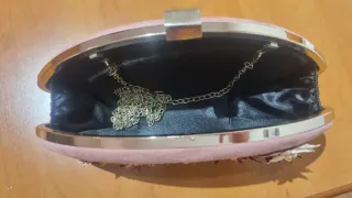 Bolso de mano y orquillas a juego