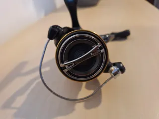 Carrete pesca Shimano 2500SHG con sedal 0.18 nuevo