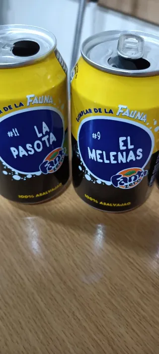 Latas Fanta  y Caja