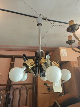 Lámpara colgante dorada y blanca