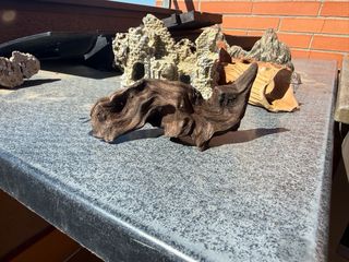 Decoración rocosa para acuario