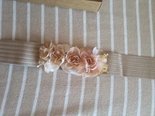 Cinturón elástico con flores beige y rosa