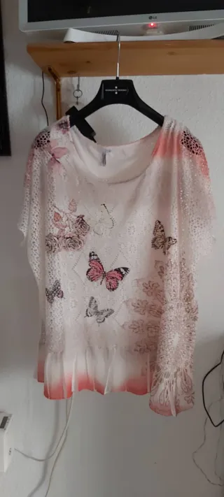 Blusa original con mariposas y flores