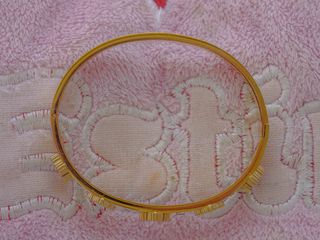 Pulsera Bisutería Dorada con Tréboles Morados