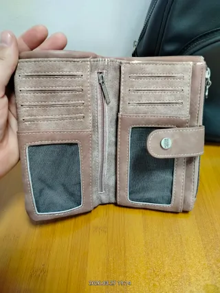 Mochila negra y cartera estampada