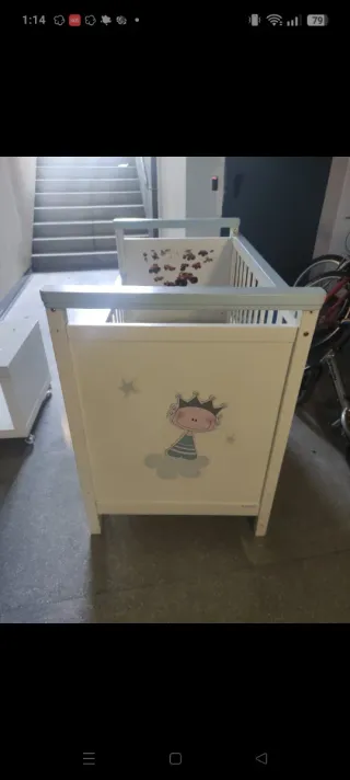 Cuna de bebé blanca con detalles azules