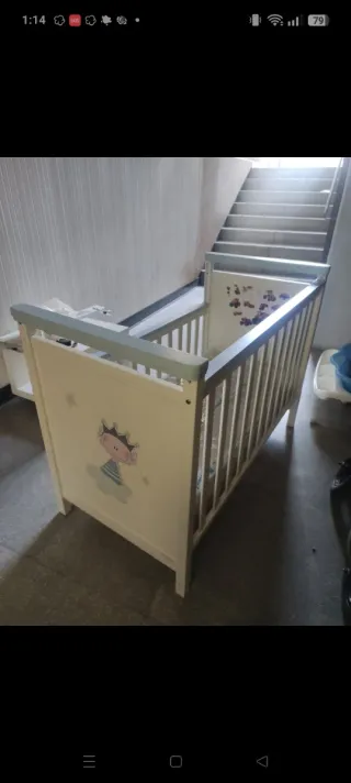 Cuna de bebé blanca con detalles azules