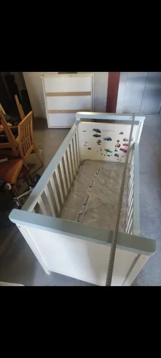 Cuna de bebé blanca con detalles azules