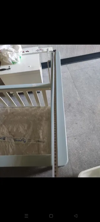 Cuna de bebé blanca con detalles azules