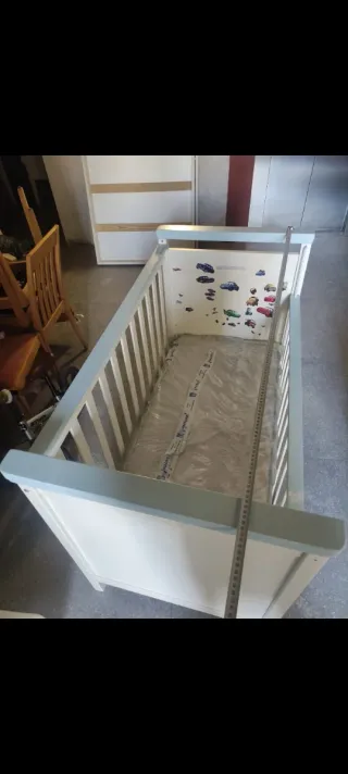 Cuna de bebé blanca con detalles azules