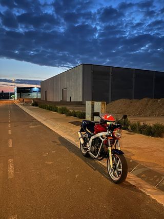 Hyosung Comet GT 125 Naked Azul/Roja