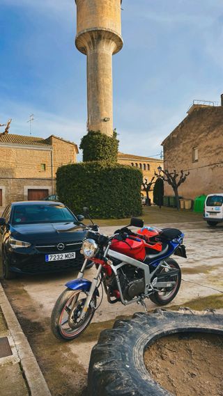 Hyosung Comet GT 125 Naked Azul/Roja