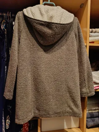 Chaquetón mujer gris y blanco.