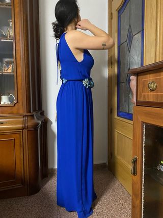 Vestido largo azul eléctrico con cinturón floral
