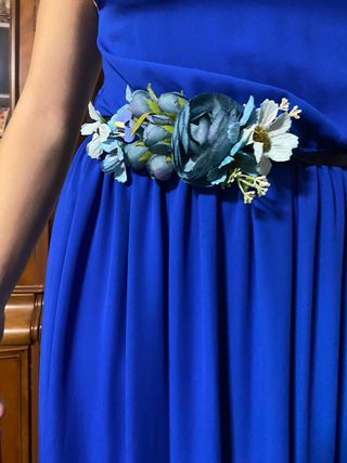 Vestido largo azul eléctrico con cinturón floral