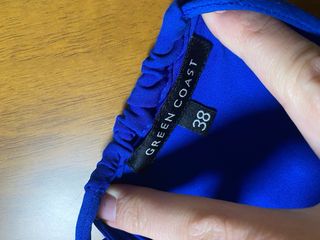 Vestido largo azul eléctrico con cinturón floral