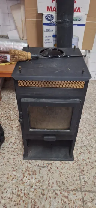 Estufa de leña negra