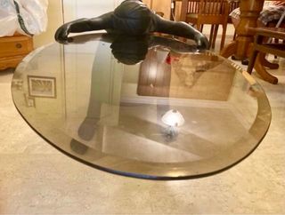 Mesa de centro con figura de mujer