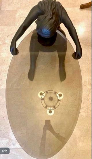 Mesa de centro con figura de mujer